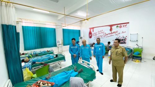 Perwakilan General Manager Site PT Well Harvest Winning (WHW), Gao Guangci bersama Perwakilan Muspika Kendawangan Ya’isnajuarsa mengunjungi Karyawan PT WHW yang mendonorkan darahnya di Klinik PT WHW di Kecamatan Kendawangan, Selasa (28/1).